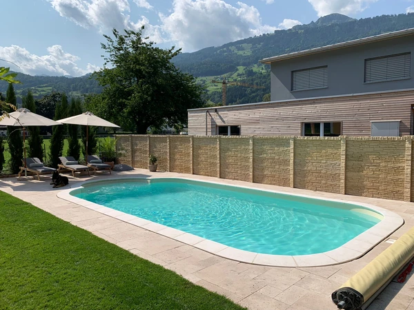 Piscine rectangulaire à Flums